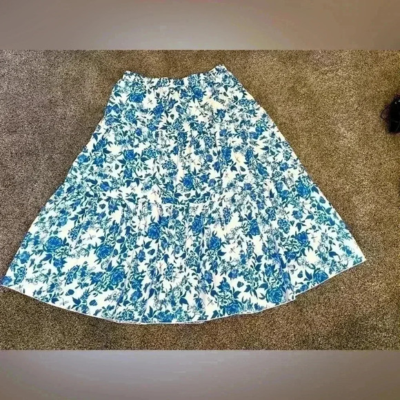 SHEIN woman’s blue & white floral skirt size 2XL Spring pleated tier with ruffle - Picture 1 of 4